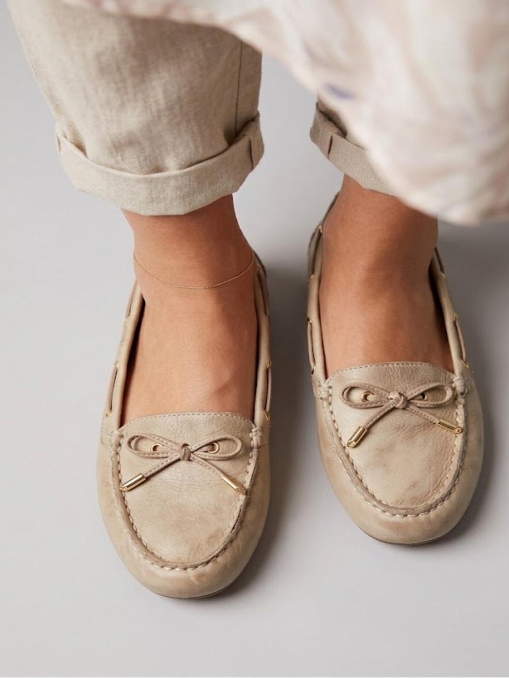 Vionic Neutral Beige Leather Bow Moccasins